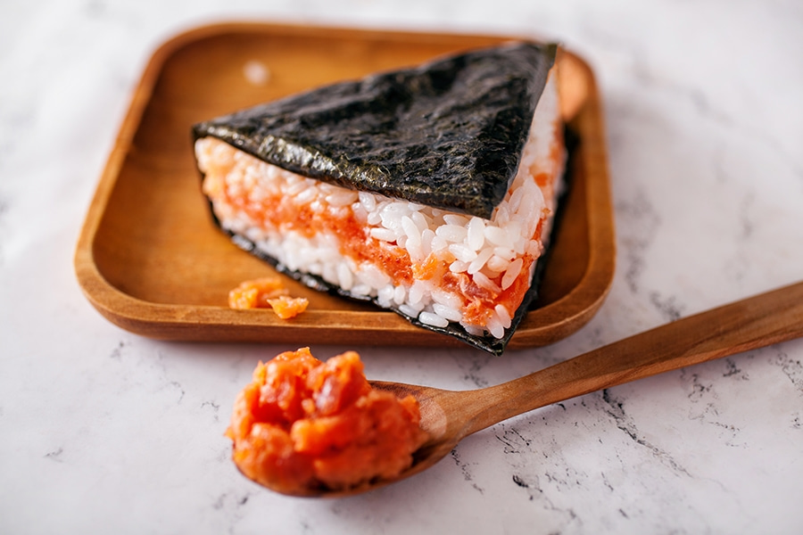 Онигири с тартаром из тунца и лосося в соусе спайси