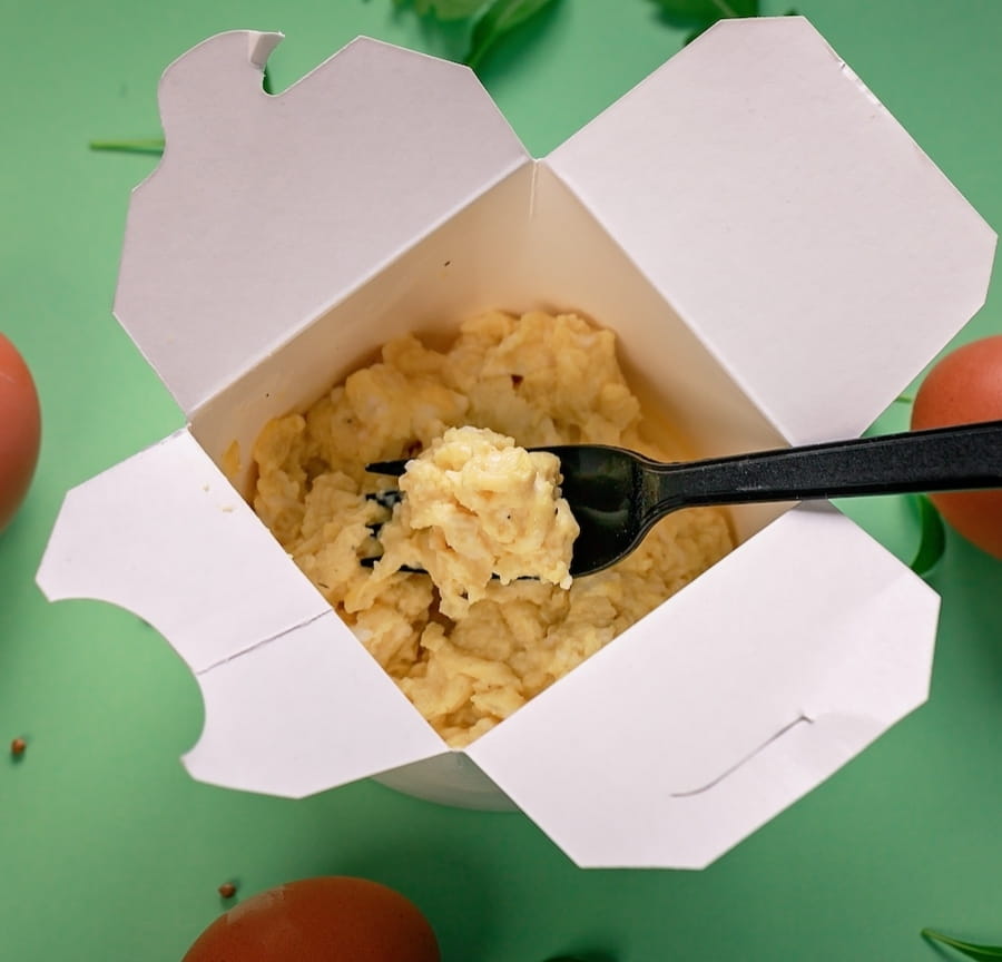 Скрамбл с моцарелой и сливками