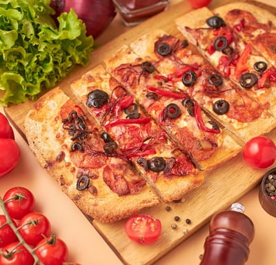 Пицца пепперони-бекон с соусом барбекю