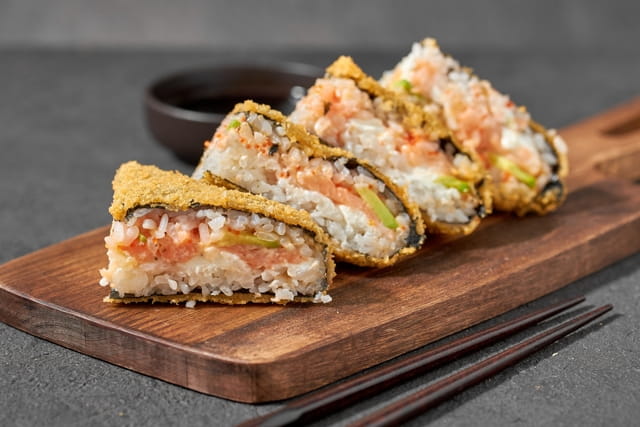 Суши-сэндвич темпура спайси с лососем и авокадо