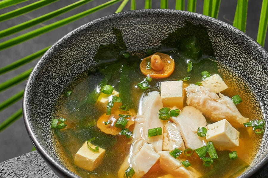 Мисо-суп с курицей, тортилья мясной барбекю, маффин и напиток