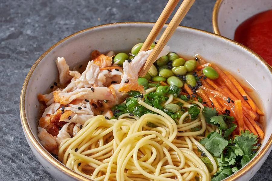 Японский суп с курицей и лапшой