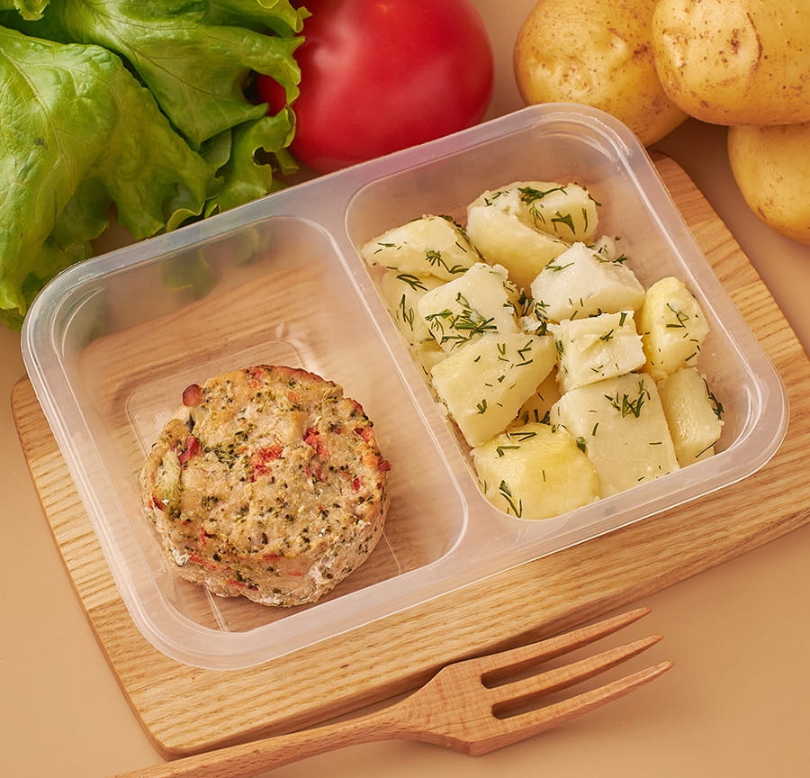 Котлета куриная нежная с овощами и картофелем с зеленью