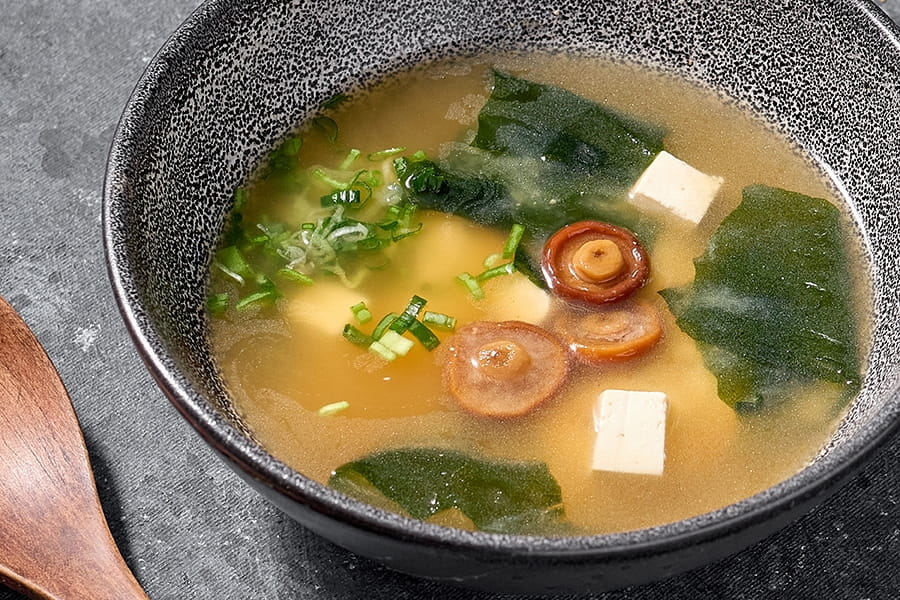 Японский мисо-бульон с тофу и водорослями вакаме