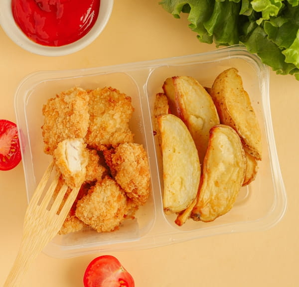 Куриные наггетсы с дольками запеченного картофеля
