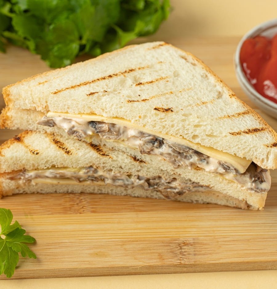 Сэндвич с рваной говядиной, грибами и соусом барбекю