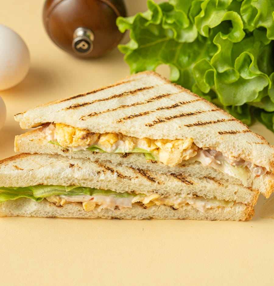 Сэндвич с запеченной курицей и яичным скрамблом 