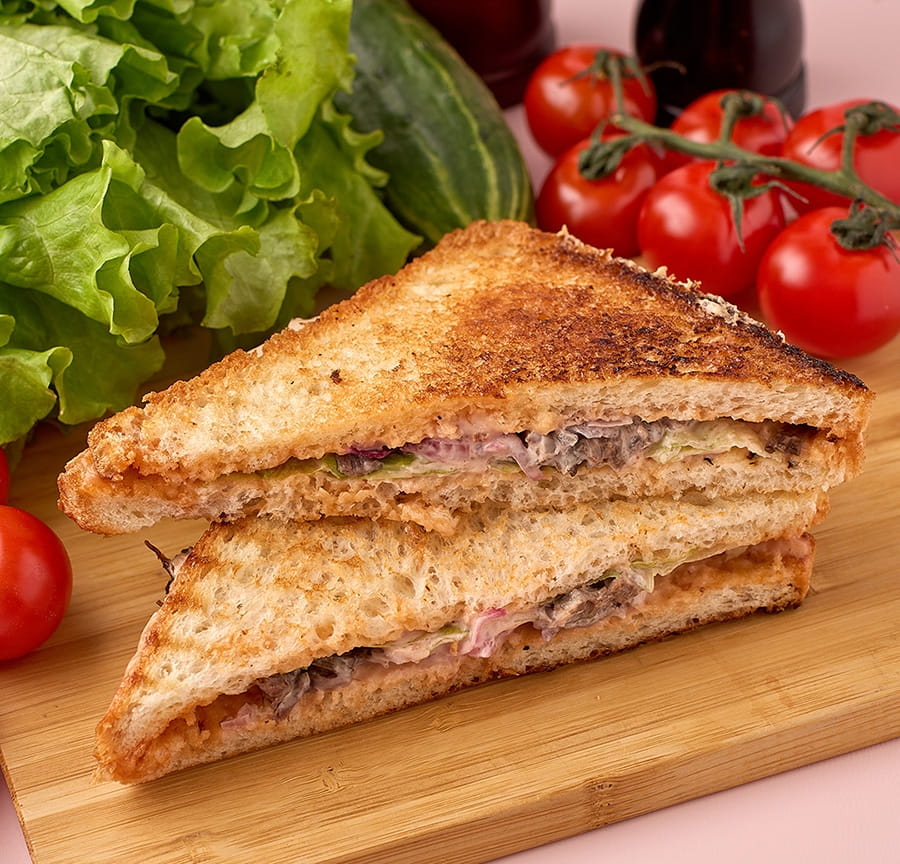 Сэндвич со щечками и луковым конфи