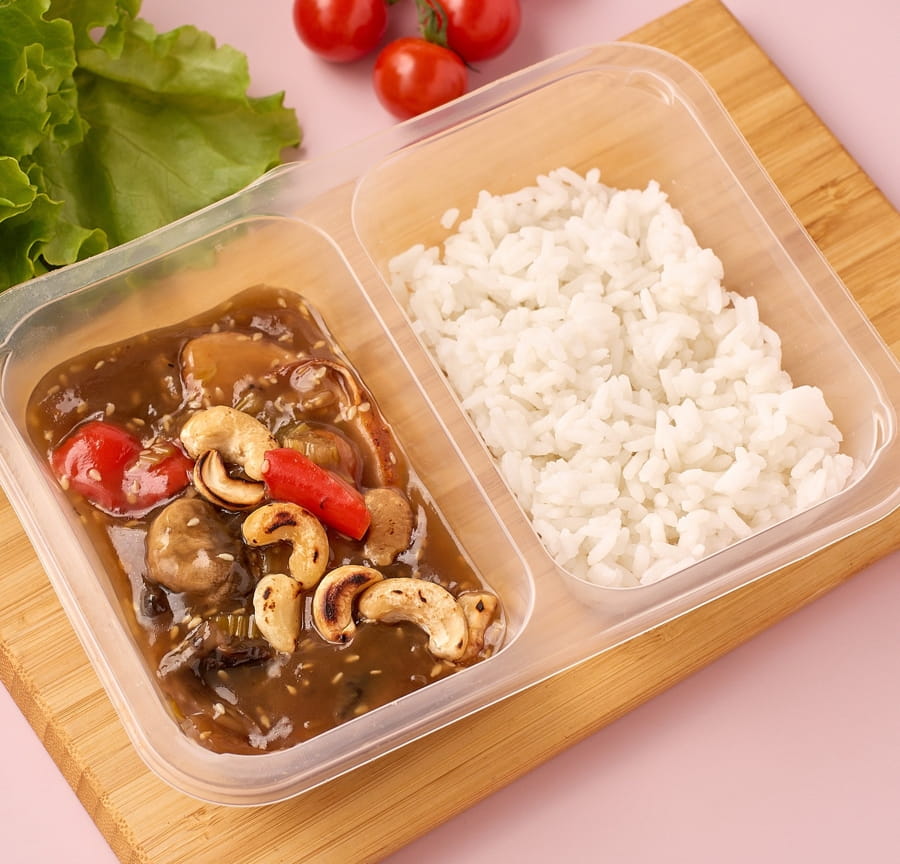Жареная курица с кешью и овощами