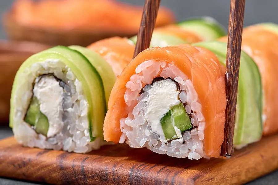 Микс с лососем и огурцом