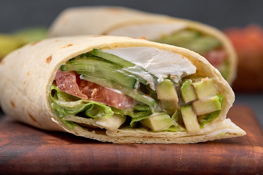 Тортилья с авокадо и ореховым соусом