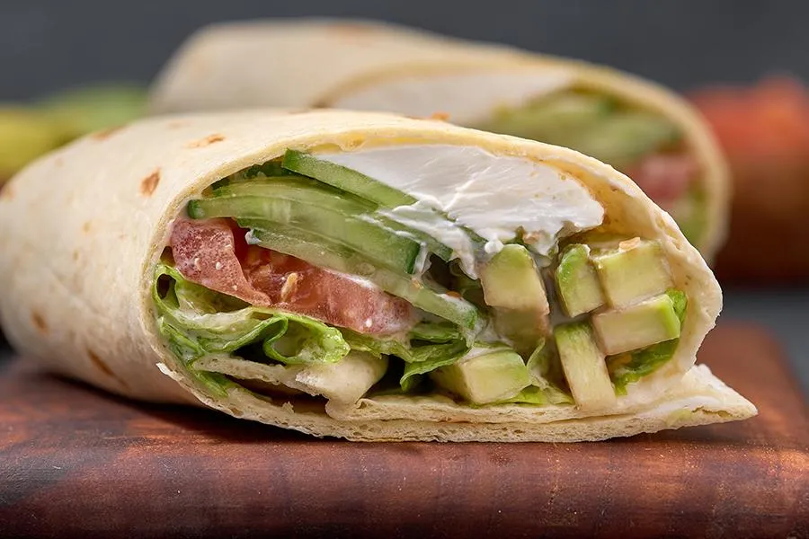 Тортилья с авокадо и ореховым соусом