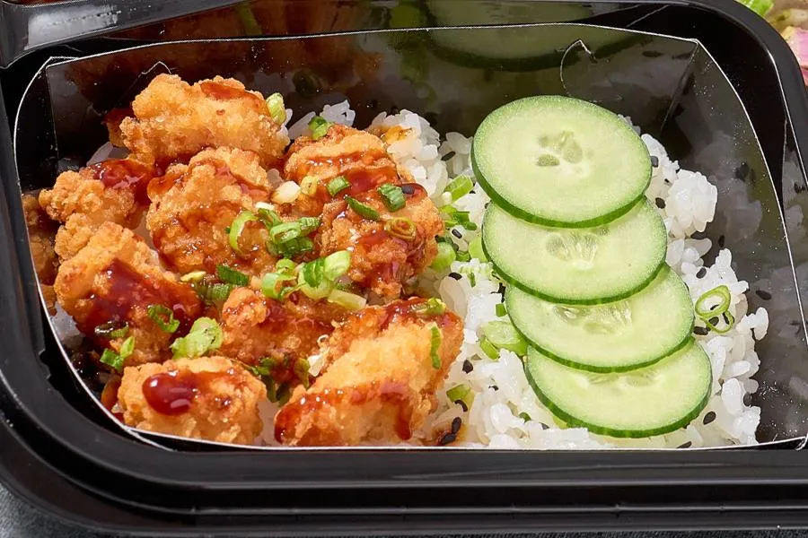 Бэнто с курицей тонкацу и рисом