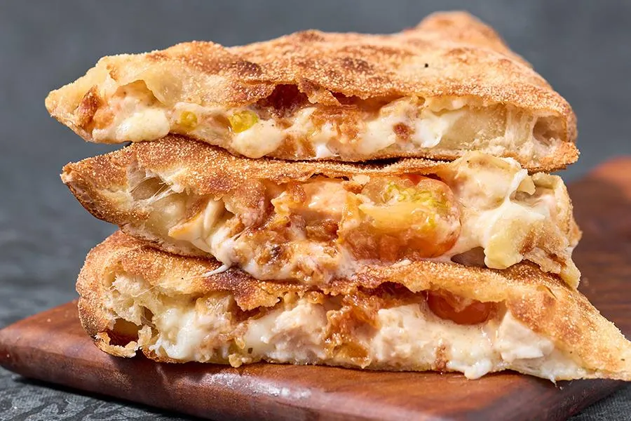 Закрытая пицца кальцоне с курицей и соусом Цезарь