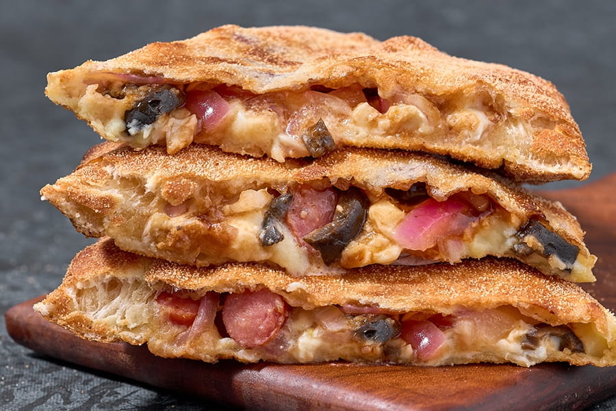 Закрытая пицца кальцоне с колбасками и соусом барбекю