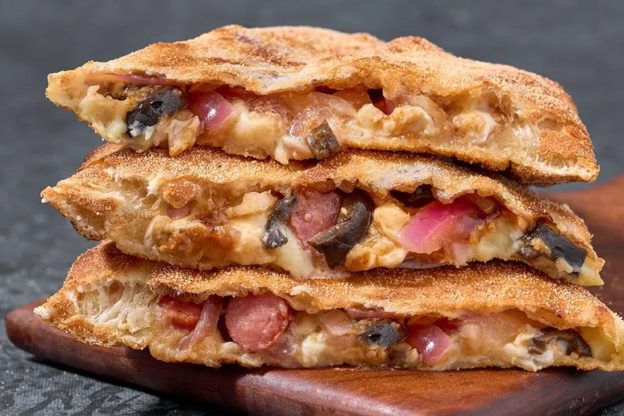 Закрытая пицца кальцоне с колбасками и соусом барбекю