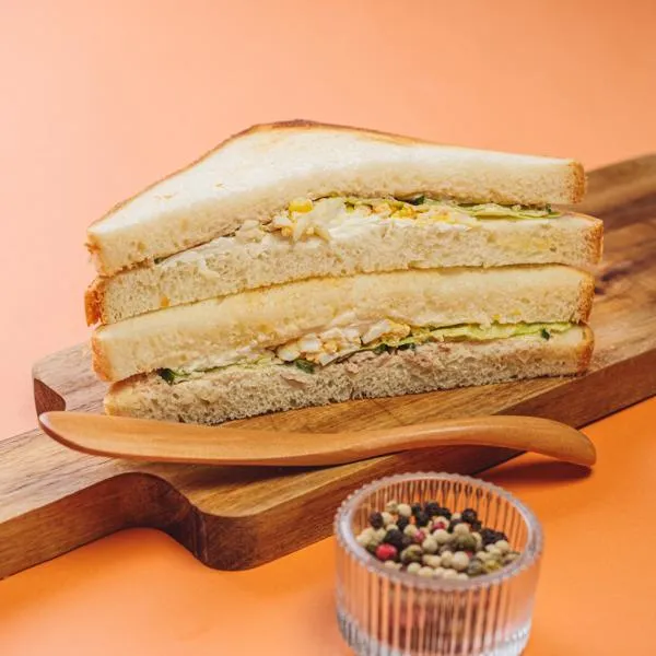 Сендвич с тунцом и соусом гамадари