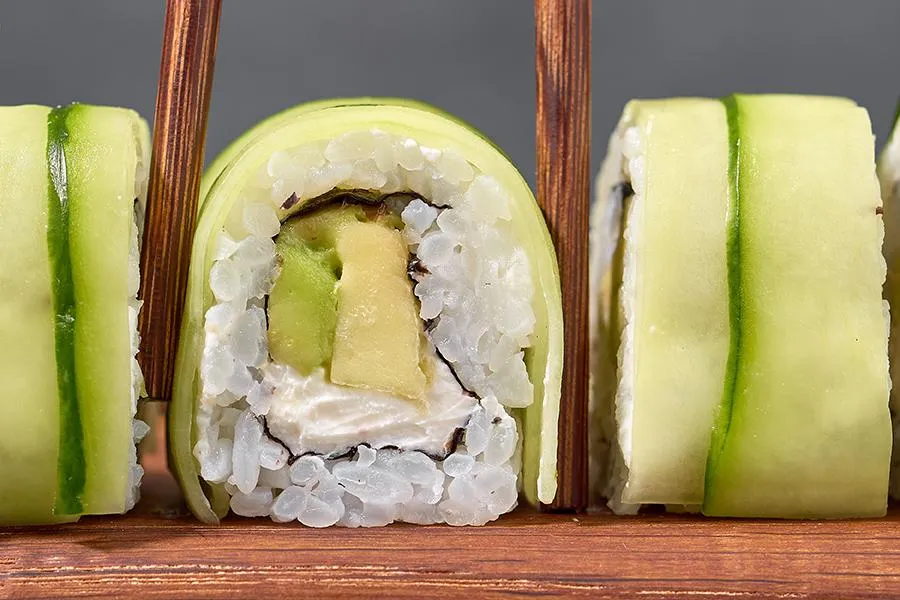 Сливочный с авокадо в огурце