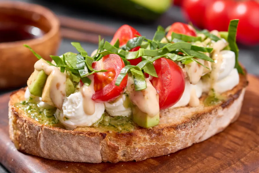 Брускетта с авокадо, черри и ореховым соусом