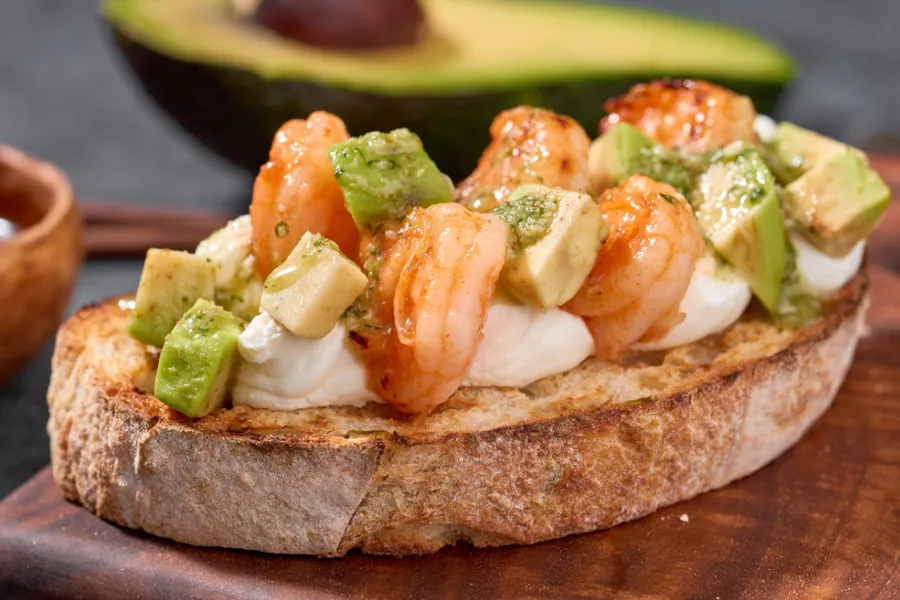 Брускетта с креветкой и авокадо