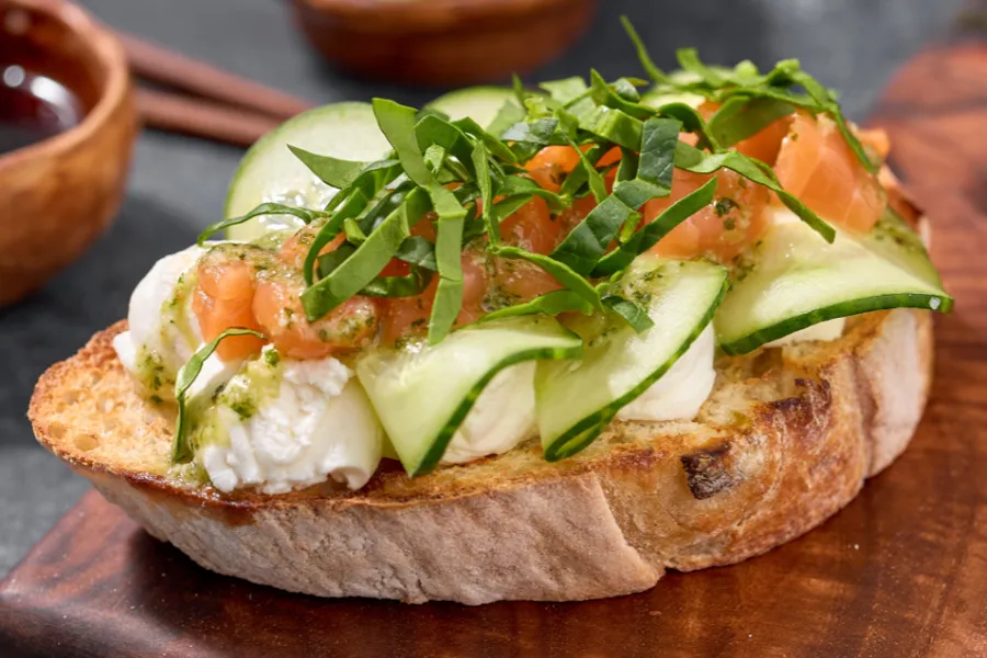 Брускетта с лососем