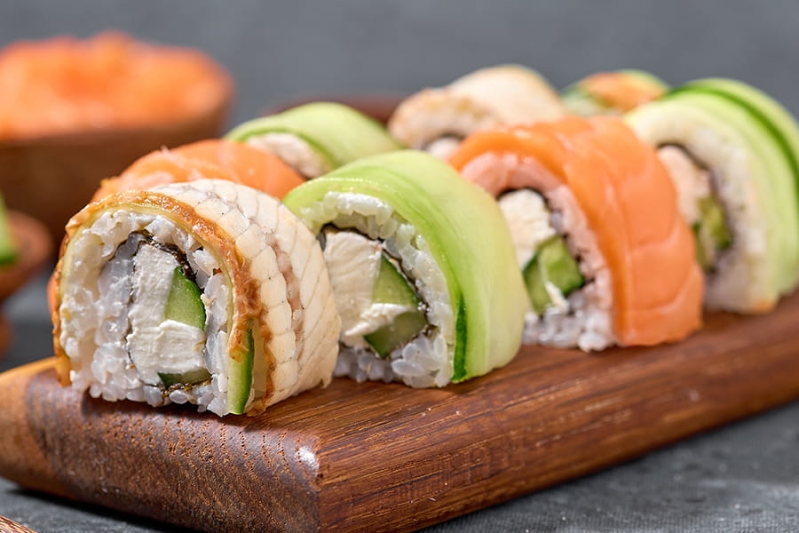 Микс с угрем, лососем и огурцом