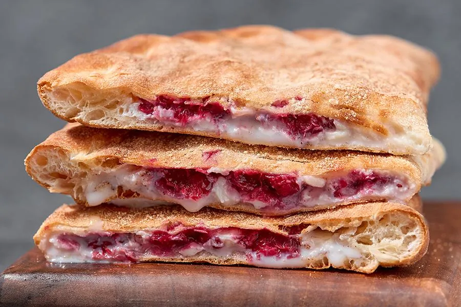 Закрытая пицца кальцоне с брусникой и корицей