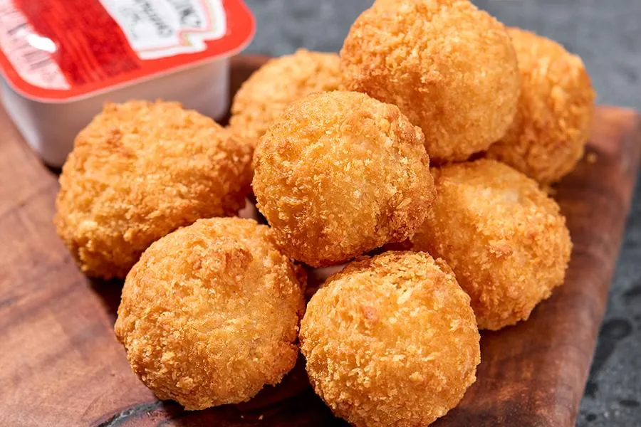 Сырные шарики с соусом барбекю