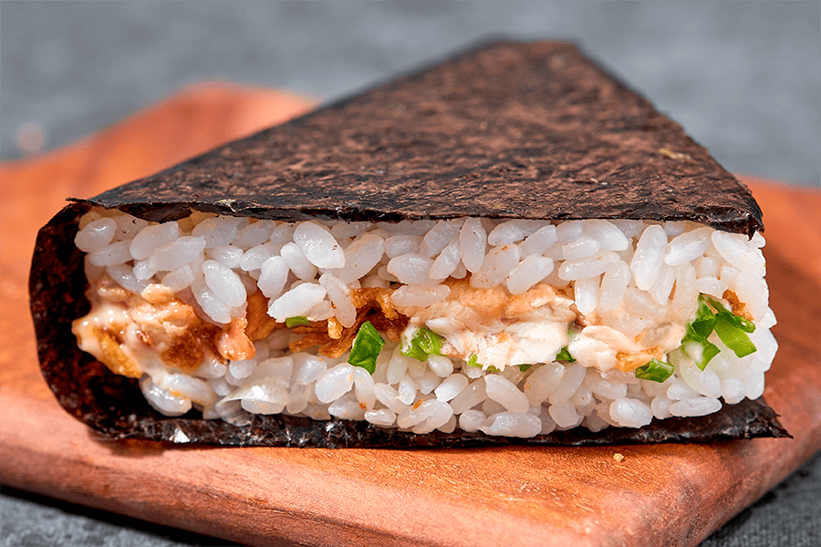 Онигири с угрём и жареным луком