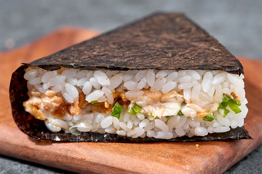 Онигири с угрём и жареным луком