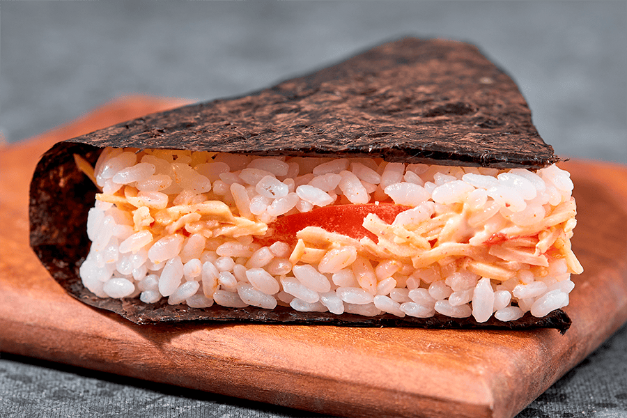 Онигири с сурими и томатом