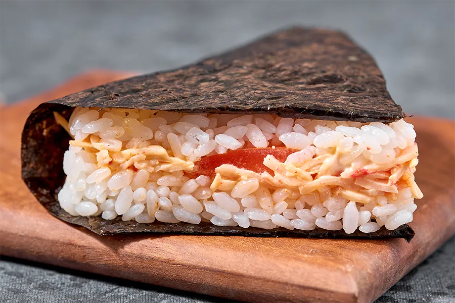 Онигири с сурими и томатом