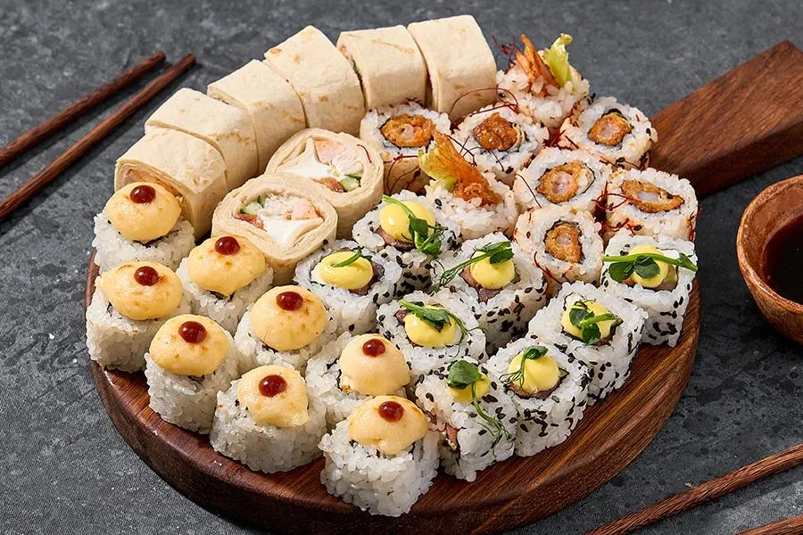 Сет с тунцом, лососем, креветкой и курицей