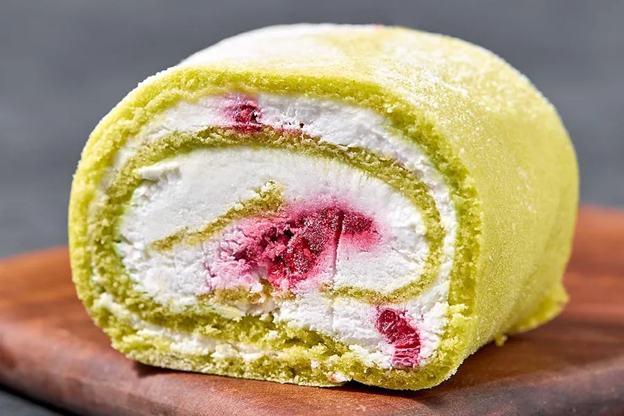 Рулет фисташковый с малиной