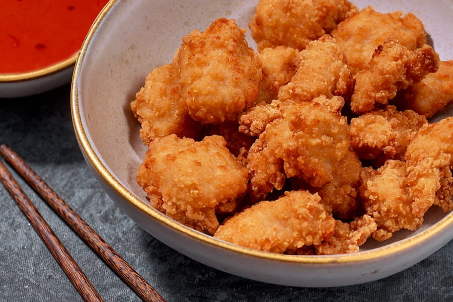 Курица в панировке с соусом сладкий чили