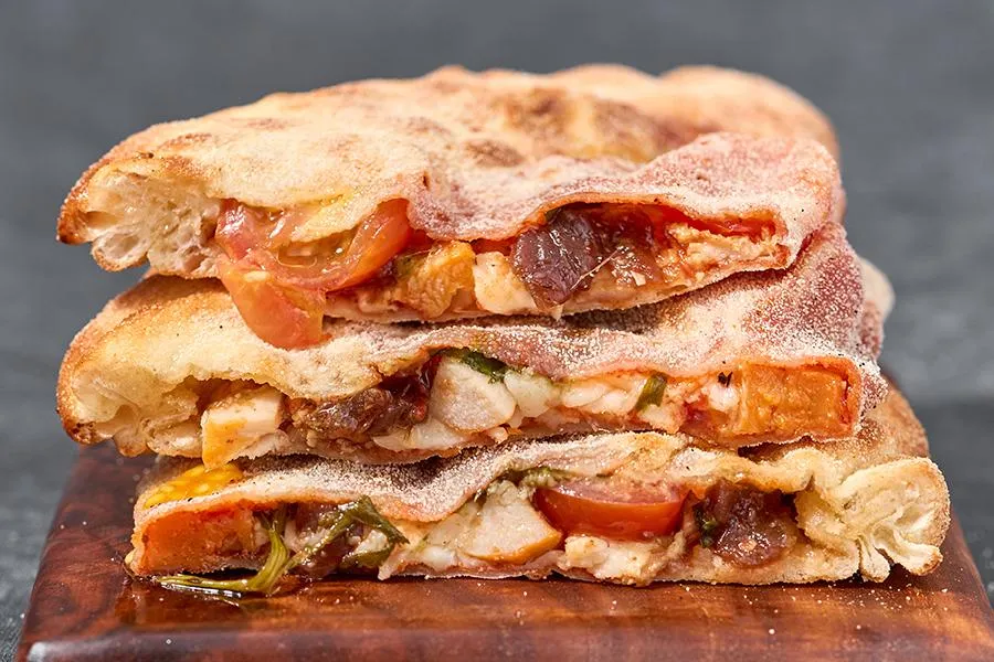 Закрытая пицца кальцоне с карамельным луком и цыплёнком