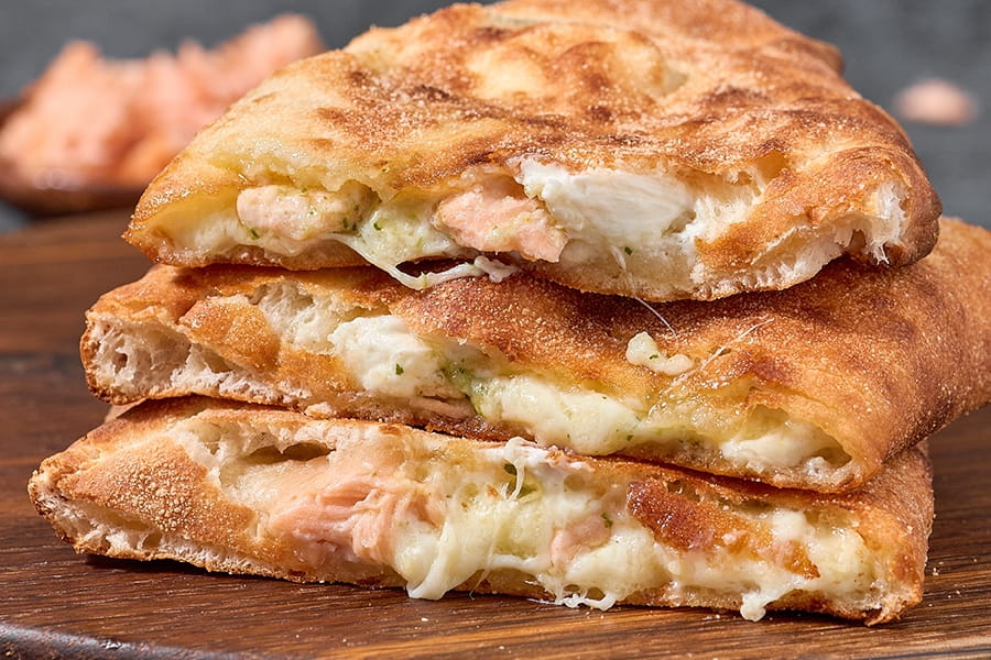 Закрытая пицца кальцоне с лососем и соусом песто