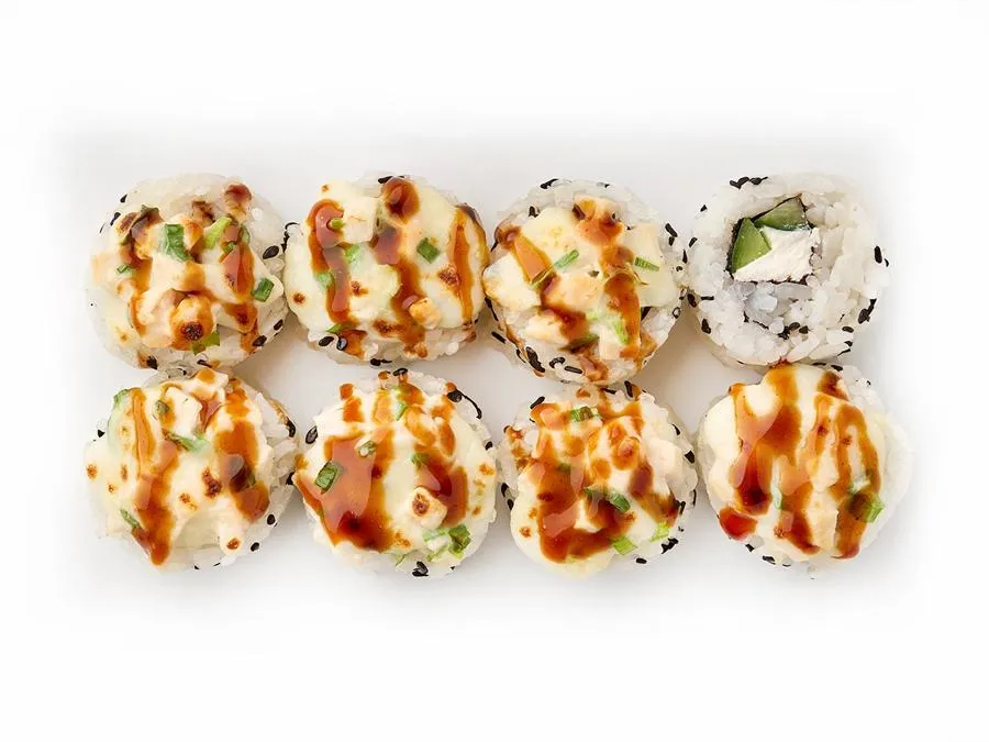 Ролл запеченный с курицей и соусом унаги