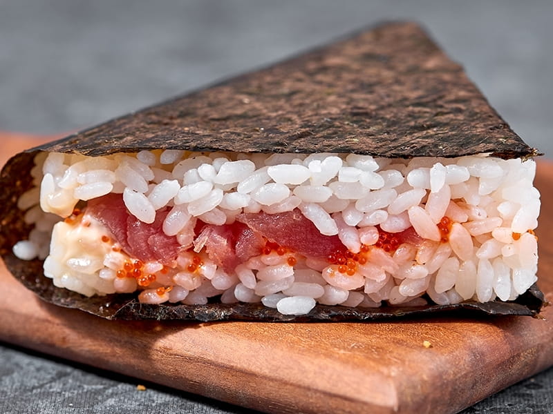 Онигири с тунцом и тобико