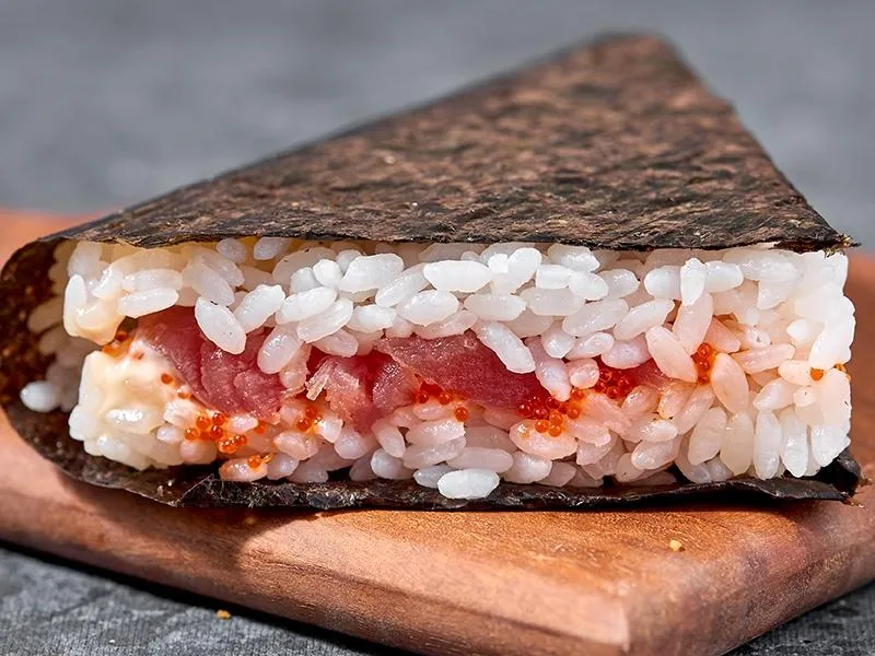 Онигири с тунцом и тобико