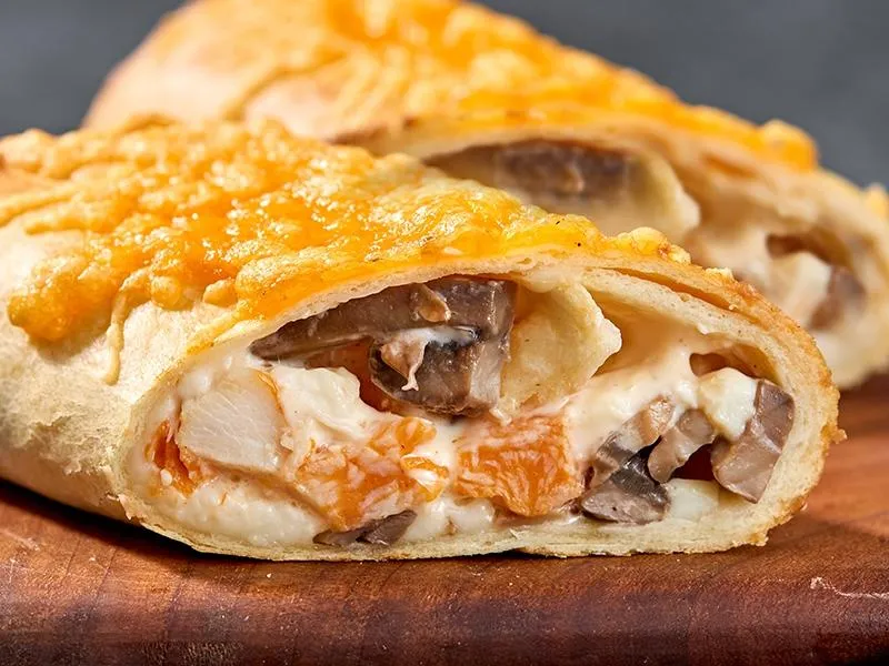 Запечённая тортилья с курицей и грибами