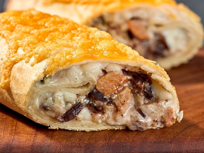 Запечённая тортилья цыплёнок с горгонзолой и сыром чеддер