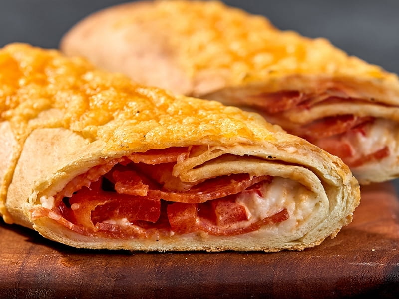 Запечённая тортилья с пепперони и сыром чеддер