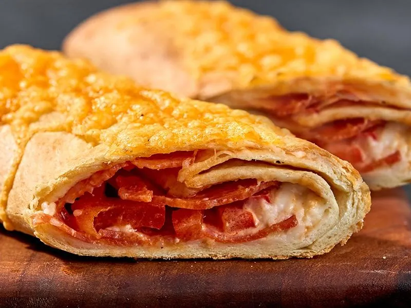 Запечённая тортилья с пепперони и сыром чеддер