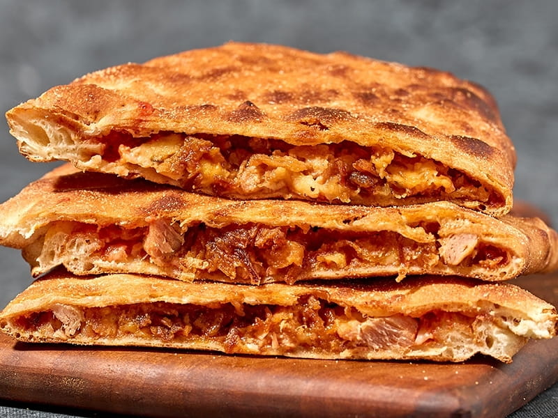 Закрытая пицца кальцоне с тунцом и томатным соусом