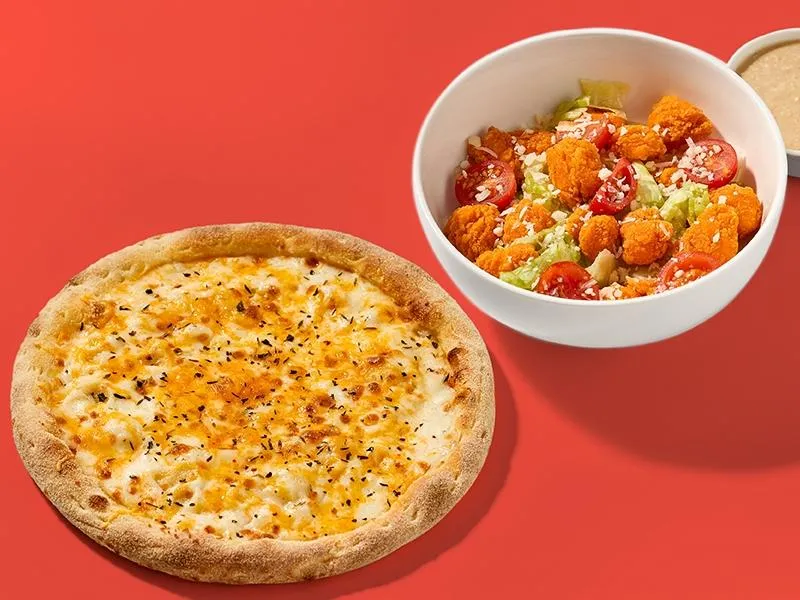 Цезарь с куриным попкорном и Сырная пицца 20см