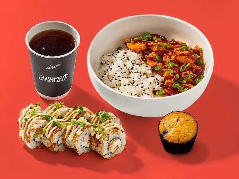 Курица тонкацу с рисом и ролл Зою пустили на кухню с маффином и напитком