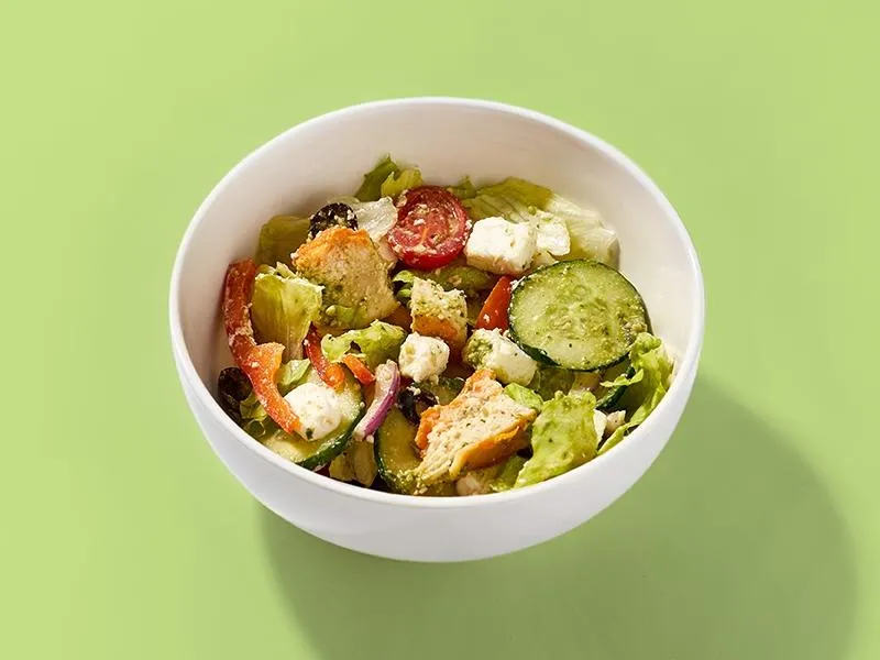 Салат с курицей, овощами и соусом песто