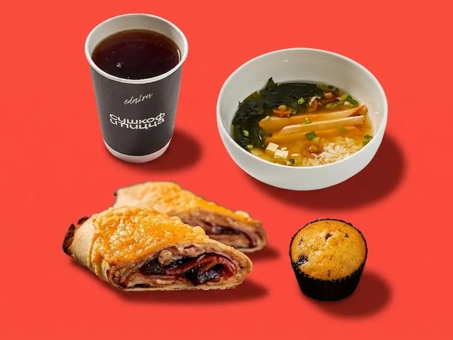 Мисо-суп с курицей, тортилья мясной барбекю, маффин и напиток