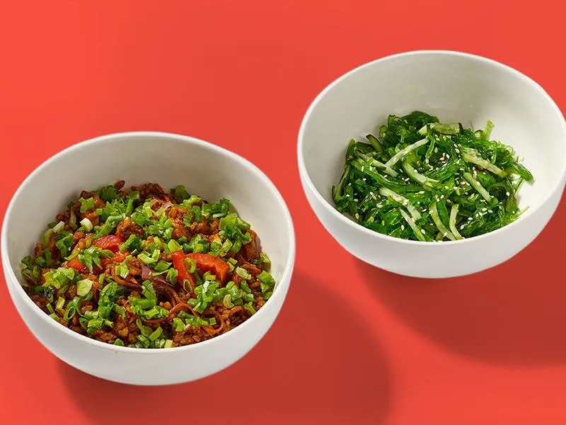 Тяхан с курицей и Салат из морских водорослей и огурца